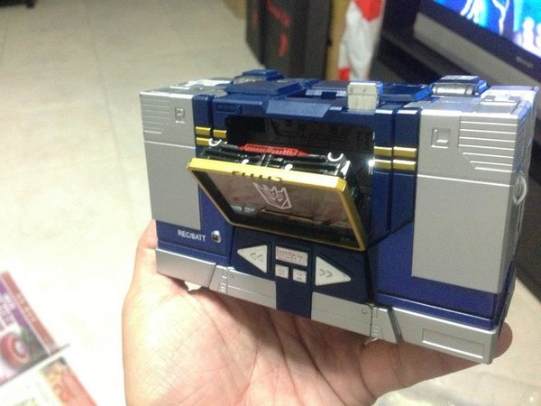 MP 13 Masterpiece Soundwave With Laserbeak Up Close And Personal Image Gallery  (42 of 54)